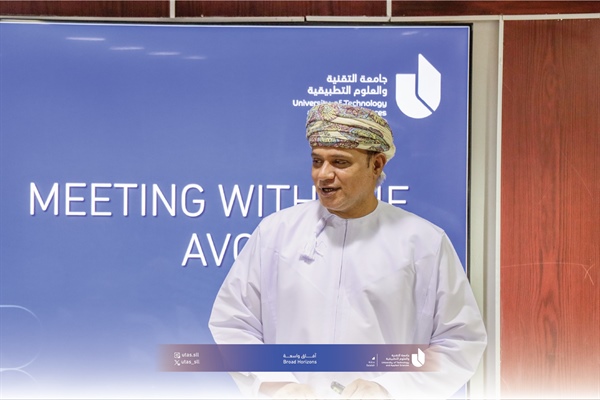 لقاء مساعد رئيس جامعة التقنية والعلوم التطبيقية بصلالة، بموظفي الشؤون الإدارية والمالية والموارد البشرية