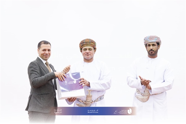 تكريم الباحثين الأوائل على مستوى فرع الجامعة بصلالة، من الأقسام الأكاديمية والإدارية