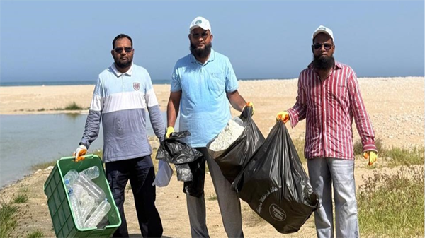 المشاركة في المبادرة البيئية لتنظيف الشواطئ والعيون